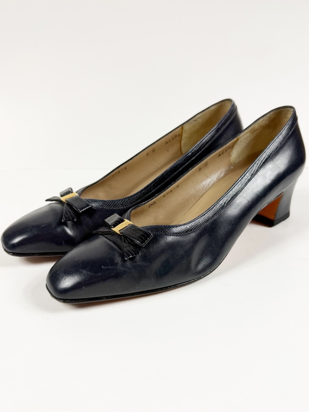 Salvatore Ferragamo Classic Navy Leather Mid-Heel Pumps with Bow Accent